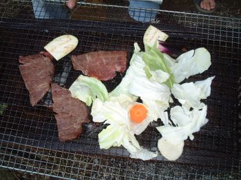 炭火で焼く牛肉と野菜