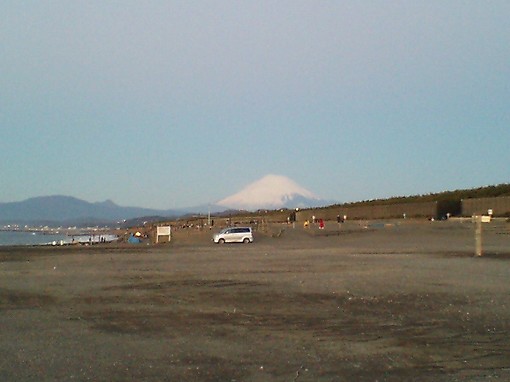 海岸から見える富士山