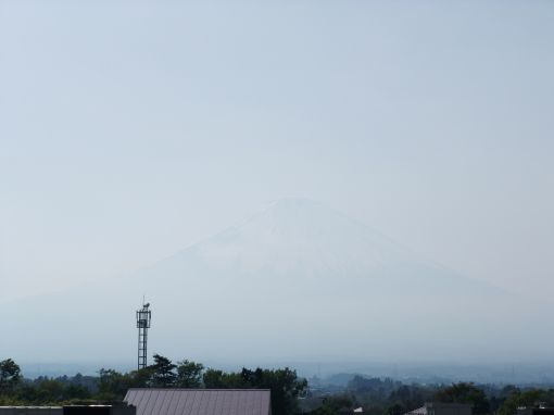 うっすらと写る富士山