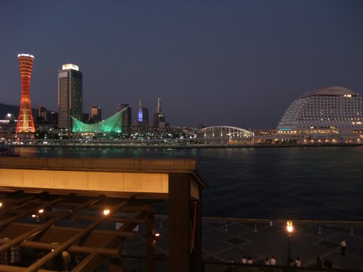 左から神戸ポートタワー、神戸海洋博物館、メリケンパークオリエンタルホテル
